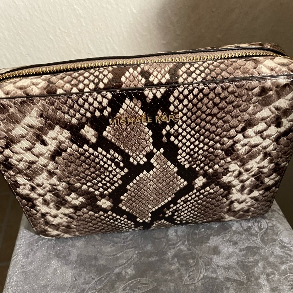Micheal kors crossbody purse